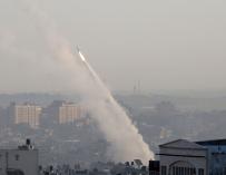 Israel ataca a Hamás en Gaza mientras sigue la tensión en Jerusalén