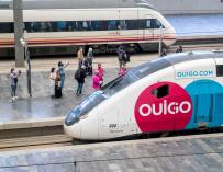 Los andenes de la Estación Delicias de Zaragoza han recibido este lunes el primer tren de la compañía Ouigo desde Madrid con destino Barcelona.