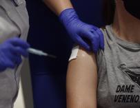 Una mujer recibe la primera dosis de la vacuna de AstraZeneca