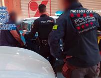 Imagen de una de las detenciones de los Mossos d'Esquadra con la Policía Nacional