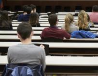 Alumnos escuchan charla en la universidad
