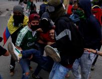 Manifestantes cargan un herido presuntamente por disparo de arma de fuego durante enfrentamientos con la policía en Cali, Colombia.