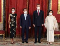 os reyes Felipe (2d) y Letizia (i) ofrecen al presidente de la República de Corea Moon Jae-In y su esposa Kim Jung-Sook