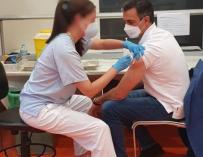 Sánchez recibe la primera dosis de la vacuna contra la Covid en el Hospital Puerta de Hierro (Madrid) TWITTER DE PEDRO SÁNCHEZ 18/6/2021