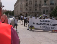 Imágenes de la protesta de decenas de militares frente al Congreso de los Diputados para reclamar "un sueldo justo".
