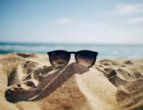 Gafas de sol en la arena de la playa