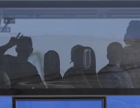 Los jóvenes procedentes de Mallorca en el autobús, después de llegar al puerto de Valencia.