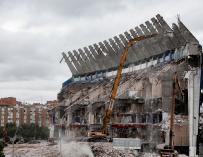 Una demoledora derriba la última pared del estado Vicente Calderón