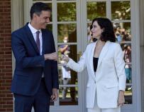 El presidente del Gobierno, Pedro Sánchez, acude a recibir a la presidenta de la Comunidad de Madrid, Isabel Díaz Ayuso.