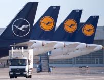 FILED - 25 June 2020, Bavaria, Munich: Lufthansa aircraft are parked on the apron of Munich Airport. The first funds from German state aid have been received by Lufthansa. Photo: Sven Hoppe/dpa
  (Foto de ARCHIVO)
25/6/2020 ONLY FOR USE IN SPAIN
