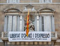 Una pancarta colgada en el balcón de la fachada del palacio de la Generalitat con la frase 'Libertad de opinión y expresión' a 22 de marzo del 2019.