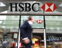epa05161638 (FILE) A file picture dated 09 June 2015 shows a pedestrian walking past a HSBC bank branch in London, Britain. Multinational banking giant HSBC will keep its headquarters in London, ending deliberation of a potential plan to relocate to Hong Kong, the company announced late 14 February 2016. The bank's 19-member board voted unanimously to remain in Britain, the company said in a statement. The decision, made following a 10-month review, was seen as a victory for Britain's finance sector. 'London is one of the world's leading international financial centers and home to a large pool of highly skilled international talent. It remains therefore ideally positioned to be the home base for a global financial institution such as HSBC,' the bank said in a statement. 'Asia remains at the heart of the Group's strategy,' the company added, noting that 'Hong Kong will play a pivotal role.' HSBC's Hong Kong-listed shares rose 3.5 percent on 15 February 2016 in early trading. EPA/ANDY RAIN