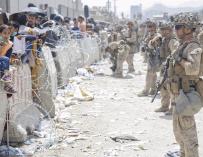 Militares estadounidenses custodiando el aeropuerto de Kabul durante la evacuación tras la toma de la capital por los talibán.
