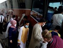 Afganos evacuados de Kabul entran en un autobús tras llegar al aeropuerto Washington Dulles.