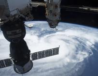 Una imagen tomada por la Estación Espacial Internacional del huracán Ida mientras se acerca a Luisiana.