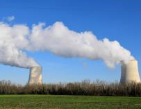 Torres de enfriamiento de la central nuclear Golfech, propiedad de la compañía de electricidad de Francia EDF.