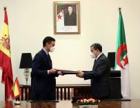 El presidente del Gobierno, Pedro Sánchez (i), junto al primer ministro de Argelia, Abdelaziz Djerad.