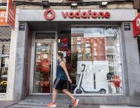 Una persona pasa delante de una tienda de Vodafone en Madrid el día en el que la compañía de telefonía ha anunciado un ERE para 515 empleados, a 15 de septiembre de 2021, en Madrid (España). Vodafone ha hecho pública la puesta en marcha de un Expediente de Regulación de Empleo (ERE) en España que afectará a un máximo de 515 empleados. Los despidos se producirán principalmente en las áreas comerciales y la compañía ha llamado a los sindicatos a comenzar el periodo de consultas a finales de septiembre con vistas a cerrar el expediente en octubre.
15 SEPTIEMBRE 2021;VODAFONE;ERE;MADRID
Alejandro Martínez Vélez / Europa Press
  (Foto de ARCHIVO)
15/9/2021
