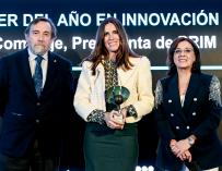 Lucia Comenge, presidenta de PRIM, recibe el premio Líder del Año en Innovación entregado por Luis Colina, editor del Diario de Navarra y Marisa Navas, Presidenta de La Información.