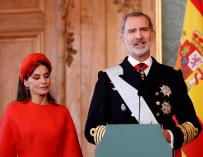 El rey Felipe pronuncia un mensaje en presencia de la reina Letizia, durante el acto de bienvenida que los reyes de Suecia Carlos Gustavo y Silvia, ofrecen a los Monarcas españoles, este miércoles en el Palacio Real de Estocolmo.