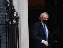 Johnson with the mask leaving Downing Street.