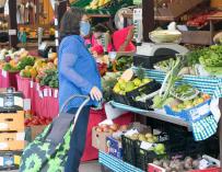 Una mujer comprando en un mercado CEDIDA POR EL GOBIERNO DE CANARI (Foto de ARCHIVO) 2/8/2021
