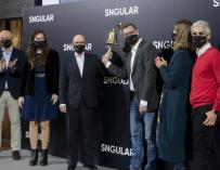 El presidente y fundador de Sngular, José Luis Vallejo, toca la campana que marca el debut de la empresa en BME Growth el miércoles 1 de diciembre de 2021 en el Palacio de la Bolsa de Madrid.