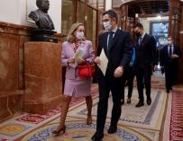 La vicepresidenta del Gobierno y ministra de Economía, Nadia Calviño (i) conversa con el ministro de Presidencia Félix Bolaños (d) a su llegada a la sesión de control que se celebra, este miércoles, en el Congreso de los Diputados.