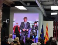 El expresidente de la Generalitat y eurodiputado, Carles Puigdemont, junto con los exconsellers y eurodiputados de Junts, Toni Comín y Clara Ponsatí, durante el acto.
EUROPA PRESS
11/11/2021