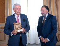 Fernando de Yarza entrega el Premio AMI a la Defensa del Periodismo de Calidad, en Casa de América.