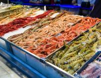 Diferentes variedades de marisco a la venta en el supermercado