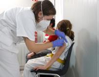 Una niña recibe una dosis de la vacuna contra el Covid-19, en el Hospital de Son Durea, a 15 de diciembre de 2021, en Palma, Mallorca, Baleares (España). Hoy comienza en toda España la vacunación contra el Covid-19 para niños de entre 5 y 11 años. El intervalo entre dosis será de al menos 8 semanas. Al igual que en adultos, tras recibir la vacunación se debe observar a la persona vacunada durante 15 minutos, para detectar reacciones inmediatas. 15 DICIEMBRE 2021;COVID-19;NIÑOS;VACUNACIÓN PEDIÁTRICA Isaac Buj / Europa Press 15/12/2021