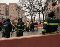 Bomberos en un incendio en un edificio del barrio del Bronx, en Nueva York
SCOTT HEINS
09/1/2022