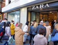 Varias personas entran en una tienda de ropa durante el primer día de las rebajas, a 7 de enero de 2022 en Sevilla (Andalucía, España) Joaquin Corchero / Europa Press 07/1/2022