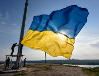 23 August 2019, Ukraine, Zaporizhzhia: People raise a Ukrainian flag on one of Ukraine's tallest flagpoles during the flag-hoisting ceremony, part of National Flag Day celebration, on Khortytsia Island. Photo: -/Ukrinform/dpa
(Foto de ARCHIVO)
23/8/2019 ONLY FOR USE IN SPAIN