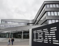 FILED - 26 October 2016, Baden-Wuerttemberg, Ehningen: An IBM logo is seen in front of the IBM branch in Ehningen. The shares of the American computer and technology giant IBM achieved significant gains of more than 5\% in the extended trading session on Monday evening after it announced that it achieved revenues and profits during the fourth quarter of last year that exceeded expectations. Photo: Silas Stein/dpa (Foto de ARCHIVO) 26/10/2016 ONLY FOR USE IN SPAIN