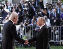 Biden estrecha la mano de Putin en el encuentro de junio de 2021 en Suiza.
