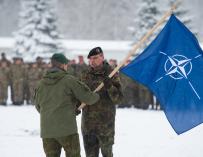 04 February 2019, Lithuania, Rukla: Steponauvicius Mindaugas (L), brigade leader Iron Wolf, hands over The North Atlantic Treaty Organization (NATO) flag to Peter Papenbroock, lieutenant-colonel of the Bundeswehr and new commander of the EFP Battlegroup in Lithuania. Photo: Arne Bänsch/dpa (Foto de ARCHIVO) 04/2/2019 ONLY FOR USE IN SPAIN