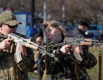 Civiles ucranianos participan en cursos de defensa, en previsión de una invasión rusa.