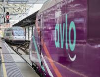 Presentación del nuevo servicio ferroviario de Renfe AVLO, a 23 de junio de 2021, en Madrid, (España). Bajo la denominación de AVE 'low cost' de Renfe, este servicio ferroviario ofrece cuatro circulaciones diarias entre Madrid y Barcelona con billetes que parten de un precio de siete euros por trayecto. Esta nueva oferta, junto a la que ofrecen los AVE, hará que Renfe oferte un total de 40 trenes diarios y 16.000 plazas para viajar entre Madrid y Barcelona, tanto en AVE como en AVLO. 23 JUNIO 2021;MADRID;AVLO;RENFE;LOW COST;BARCELONA;AVE Jesús Hellín / Europa Press (Foto de ARCHIVO) 23/6/2021