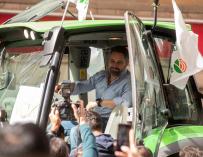 16/02/2022.- El presidente de VOX, Santiago Abascal, a bordo de un tractor mientras participa este miércoles en una protesta convocada por los agricultores murcianos para exigir al Gobierno medidas urgentes para "salvar" al campo ante la subida de los costes de producción.