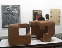 En primer plano, una escultura de Chillida. Al fondo, de izquierda a derecha, obras de Antonio Saura. Miró y Antoni Tapiès en la galería Mayoral de ARCOMadrid 2021.