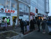 La gente hace cola en un cajero automático (ATM) en una sucursal de un banco en Kiev, el 24 de febrero de 2022, en Kiev, Ucrania.