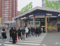 24/02/2022.- La gente hace cola frente a una tienda de comestibles en Kiev, Ucrania, el 24 de febrero de 2022.