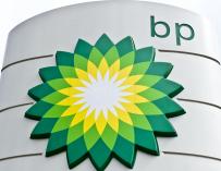 FILED - 30 July 2011, England, London: A BP logo can be seen at a petrol station. The boss of the UK-based oil giant has told staff it plans to cut 10,000 jobs from its global workforce after being hit hard by the coronavirus outbreak. Photo: Ian West/PA Wire/dpa (Foto de ARCHIVO) 30/7/2011 ONLY FOR USE IN SPAIN