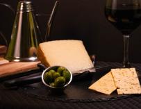 Tabla de queso, con pan, aceitunas y vino