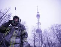 HANDOUT - 01 March 2022, Ukraine, Kiev: Emregency personnel on duty in front of Kiev's TV tower after it came under attack during Russia's assault on the city. (Best possible quality) Photo: -/Ukrainian State Emergency Service/dpa - ATTENTION: editorial use only and only if the credit mentioned above is referenced in full -/Ukrainian State Emergency Serv / DPA 01/3/2022 ONLY FOR USE IN SPAIN