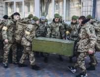 Varios soldados ucranianos transportan material militar