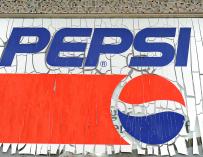 FILED - 26 August 2013, Bavaria, Issigau: A former logo of the American beverage manufacturer Pepsi sticks on the window of a supermarket. Pepsi to buy energy drink maker Rockstar for $3.85 billion. Photo: picture alliance / dpa (Foto de ARCHIVO) 26/8/2013 ONLY FOR USE IN SPAIN