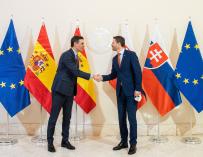 Bratislava (Slovakia), 16/03/2022.- Slovak Prime minister Eduard Heger (R) shakes hands with Spanish Prime Minister Pedro Sanchez prior to their meeting in Bratislava, Slovakia, 16 March 2022. (Eslovaquia, España) EFE/EPA/JAKUB GAVLAK